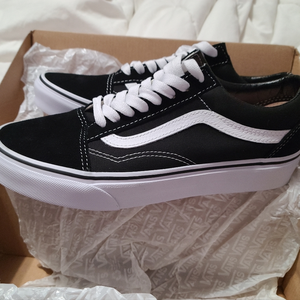 Brand New Vans Old Skool Black White Mens 7.5 Womens 9 Classic Shoe Unisex